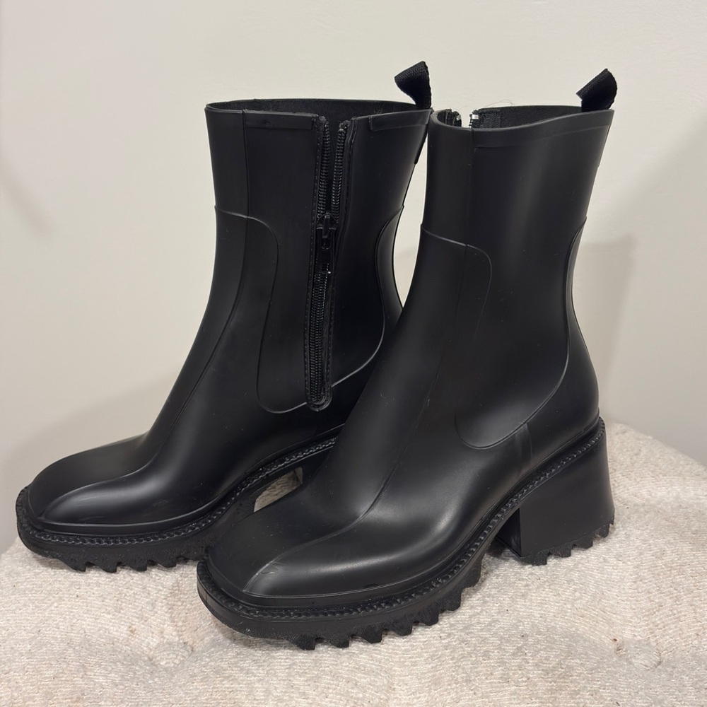 Heeled Rainboots with side zippers